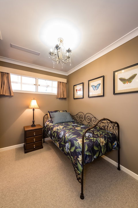 Hedge House- Luxury Space Style Location - Accommodation Newcastle 4