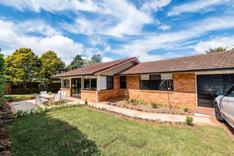 Hedge House- Luxury Space Style Location - Accommodation Newcastle 0
