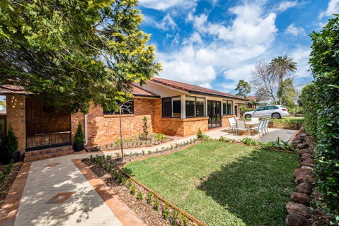 Hedge House- Luxury Space Style Location - Accommodation Newcastle 1