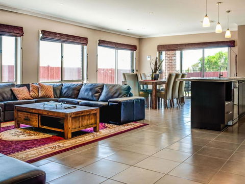 Valencia - Accommodation Newcastle 1
