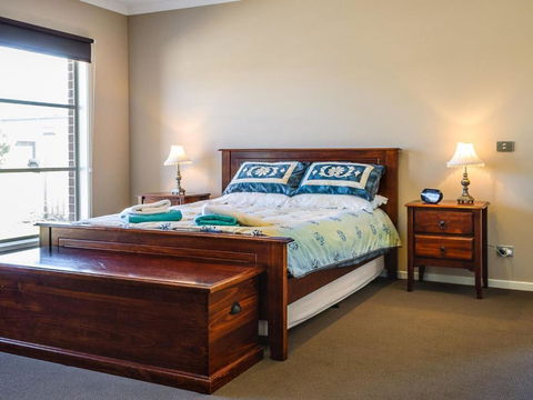 Valencia - Accommodation Newcastle 2