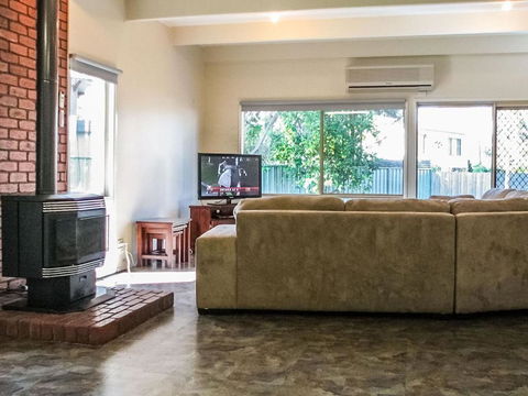 Summers Inn - Accommodation Newcastle 6