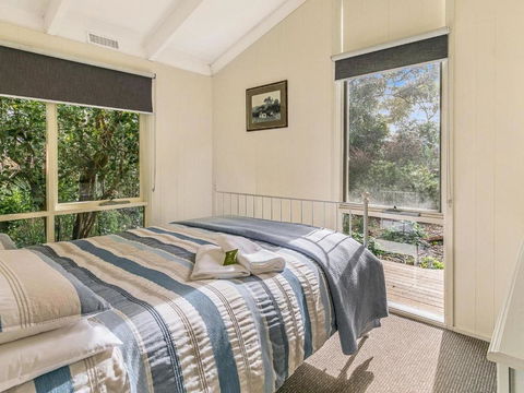 Hakea Bush Cabin - Accommodation Newcastle 3