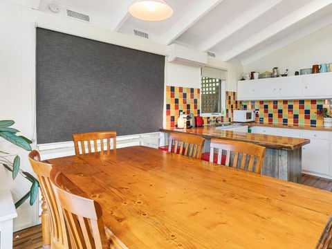 Hakea Bush Cabin - Accommodation Newcastle 4