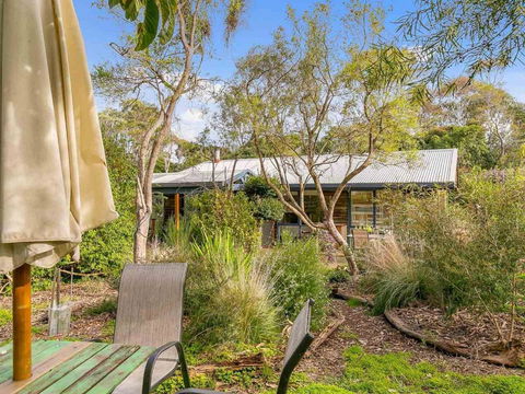 Hakea Bush Cabin - Accommodation Newcastle 5