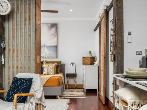 Black Beauty Studio - Accommodation Newcastle 0