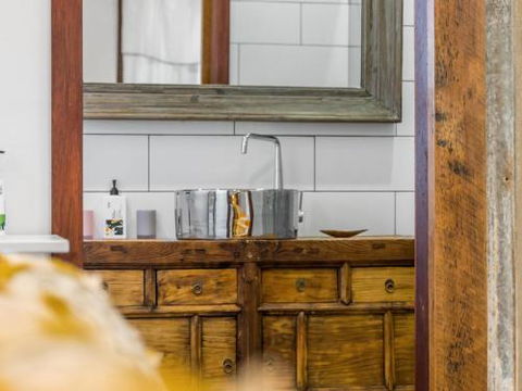 Black Beauty Studio - Accommodation Newcastle 1