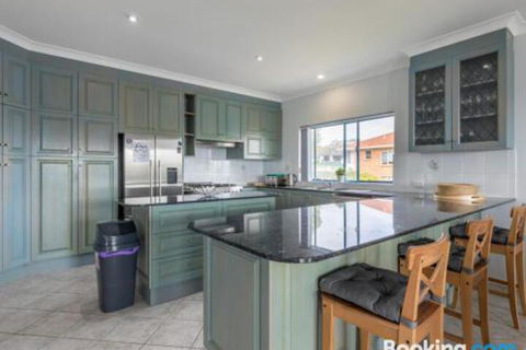 Villa San Gabriel Vincentia Sleeps 14 4pm Check Out Sundays - Accommodation Newcastle 1