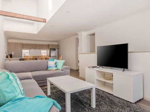 Surf & Sun In Silver Sands - Accommodation Newcastle 6