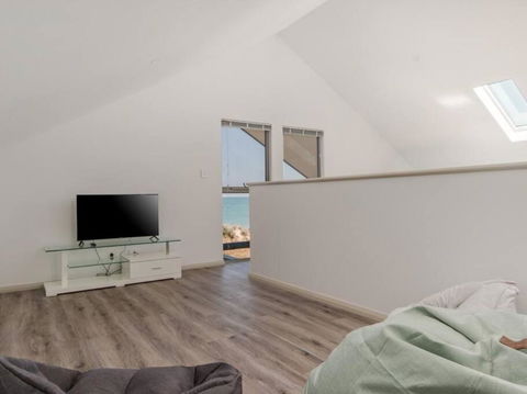 Surf & Sun In Silver Sands - Accommodation Newcastle 1