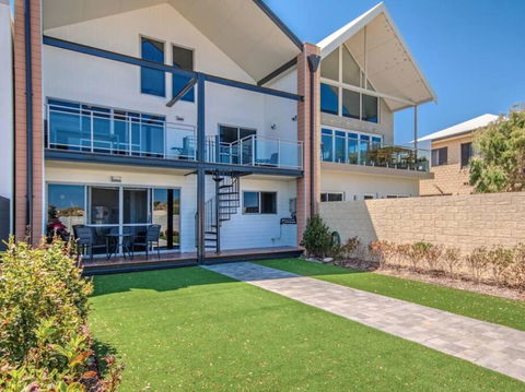 Surf & Sun In Silver Sands - Accommodation Newcastle 3