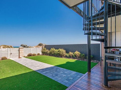 Surf & Sun In Silver Sands - Accommodation Newcastle 5