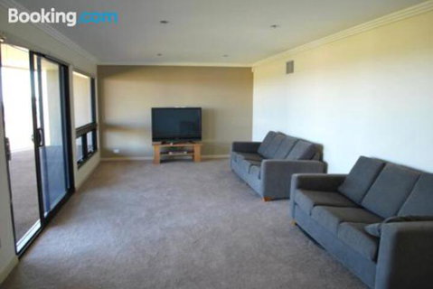 Eagles Nest - Accommodation Newcastle 1