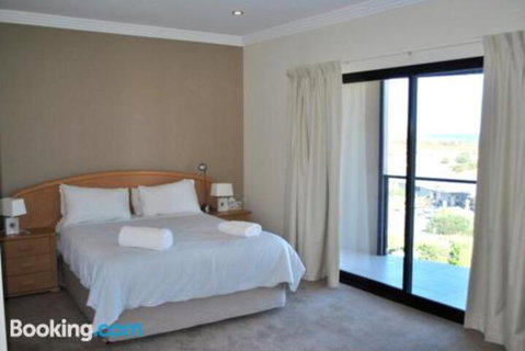 Eagles Nest - Accommodation Newcastle 6