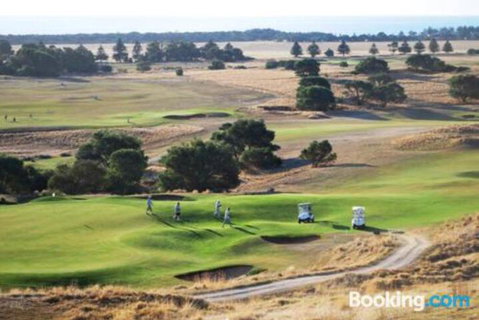 Eagles Nest - Accommodation Newcastle 3