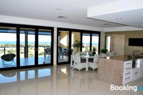 Eagles Nest - Accommodation Newcastle 4