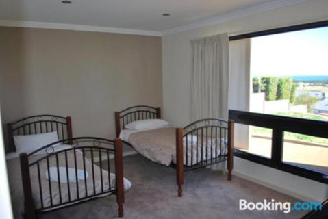 Eagles Nest - Accommodation Newcastle 2