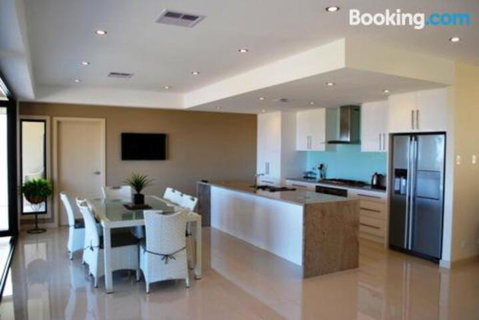 Eagles Nest - Accommodation Newcastle 5