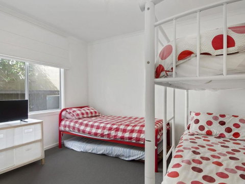 Beach Fun 11 Broadbeach Drive - Accommodation Newcastle 6
