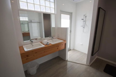 Maand Up - Accommodation Newcastle 4