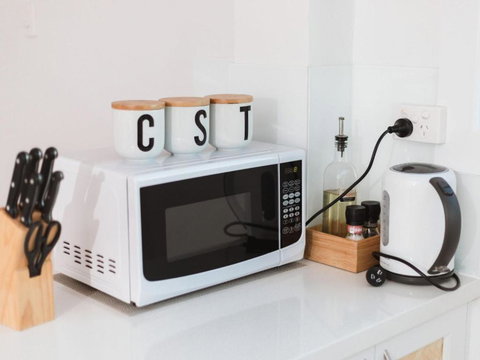 WHITE WAVES 4 ABSOLUTE BEACH FRONT STUDIO HASTINGS POINT - Accommodation Newcastle 4