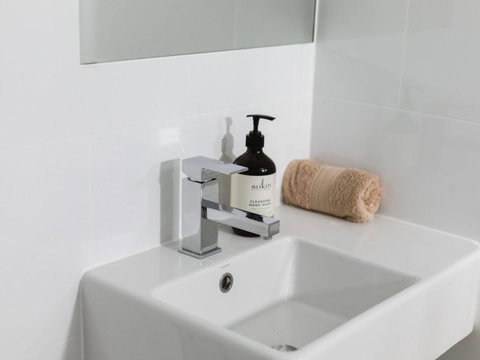 WHITE WAVES 4 ABSOLUTE BEACH FRONT STUDIO HASTINGS POINT - Accommodation Newcastle 2