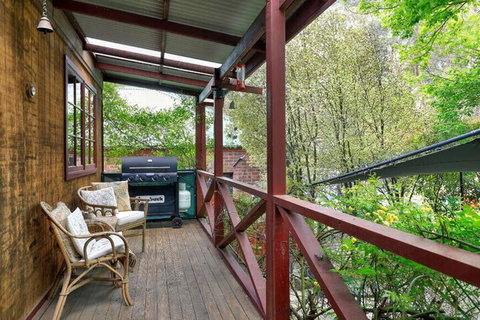 Mountain Den - Accommodation Newcastle 7