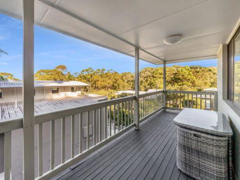 Sandals At The Bay Upstairs Unit Sleeping Six 4pm Check Out Sundays - Accommodation Newcastle 4