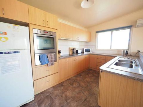 Sunset Deck Beach House Sandy Point - Accommodation Newcastle 4