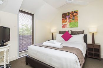Sydney Harbor Town Houses Longs Ln - Accommodation Newcastle 0