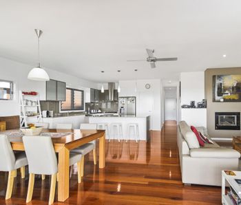 SUNNY DAZE BONNY HILLS - Accommodation Newcastle 4