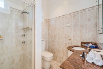 Spacious 4 Bedroom House The Hill - Accommodation Newcastle 1