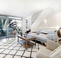 Broabdeach Sleek  Stylish Living - Accommodation Newcastle