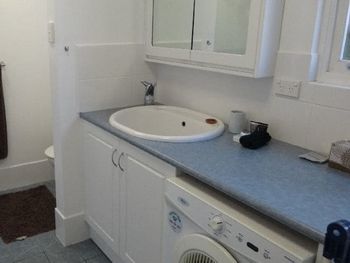 Lakeside Getaway - Accommodation Newcastle 2