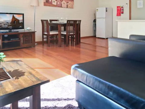 Sun, Beach, Shops, Wifi, Netflix - Accommodation Newcastle 6