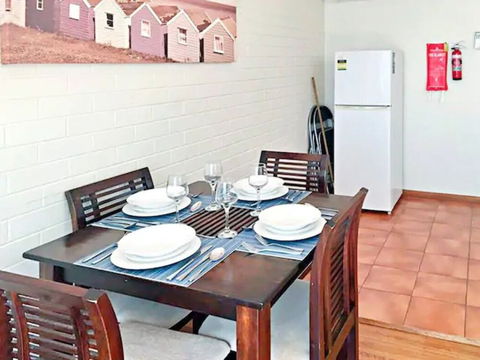 Sun, Beach, Shops, Wifi, Netflix - Accommodation Newcastle 4