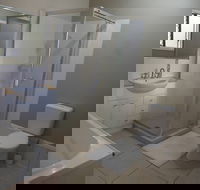 Queen Room With Airport Transfers Or Car Rental - Accommodation Newcastle