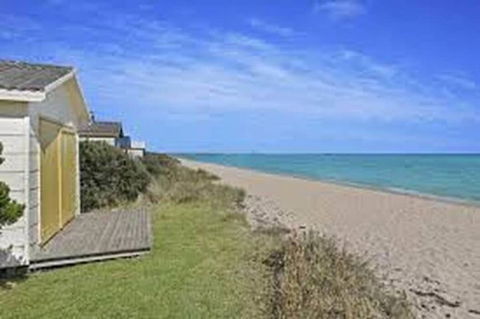 Home Near Shops & Beach - Accommodation Newcastle 2