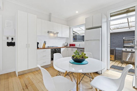 AMORE - Accommodation Newcastle 4