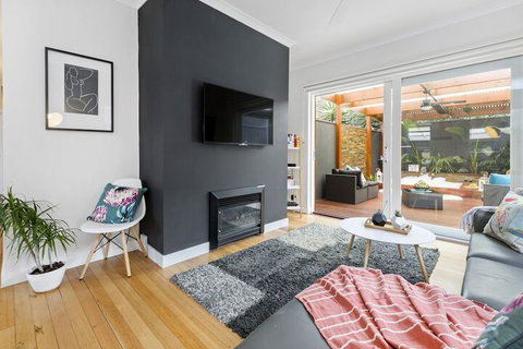 AMORE - Accommodation Newcastle 0