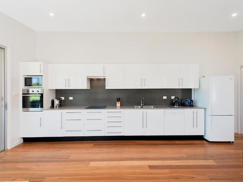 Ocean Views 41A Ocean Avenue - Accommodation Newcastle 5