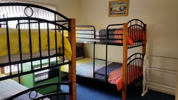 Redrocks Retreat - Accommodation Newcastle 4
