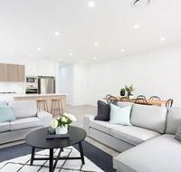 5 Bedroom Sydney Mansion with Parking - Accommodation Newcastle