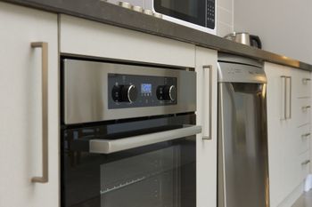 Spacious & Bright 1 Bedroom Apartment - Accommodation Newcastle 3