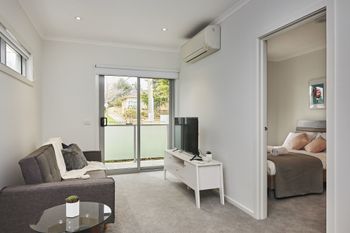 Bright & Updated 1 Bedroom Apartment - Accommodation Newcastle 0