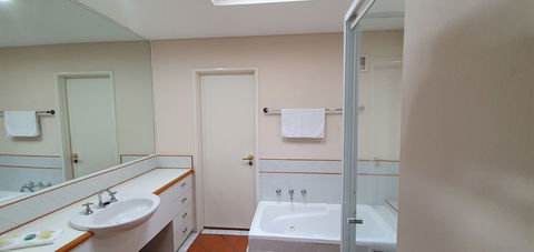 Sea Breeze Luxury Holiday Apartment Accommodation - Accommodation Newcastle 6