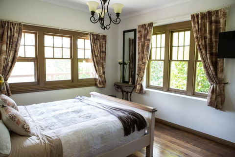 Buttercup Hill - Accommodation Newcastle 5