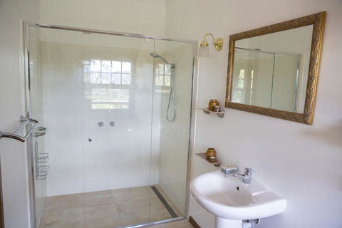 Buttercup Hill - Accommodation Newcastle 6