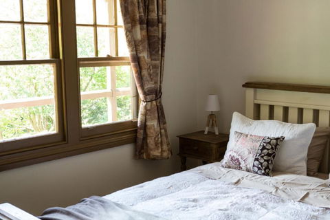 Buttercup Hill - Accommodation Newcastle 2