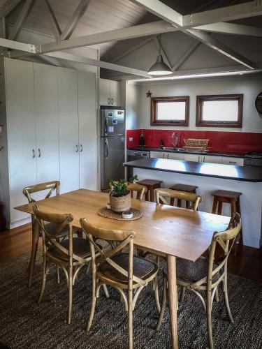 Samphire Beach House - Accommodation Newcastle 5